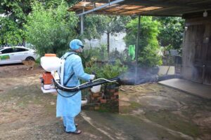 phun thuoc muoi bang may phun thuoc tai nha.1100x600