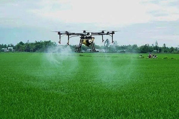 phun thuoc tru sau bang may bay khong nguoi